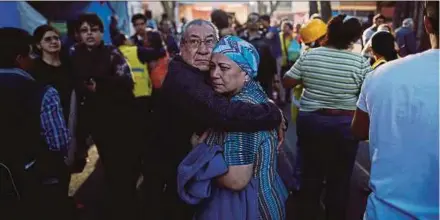  ?? REUTERS PIC ?? A couple embracing each other after an earthquake hit Mexico City on Friday.