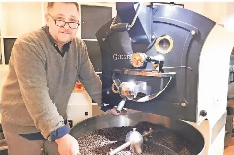  ?? RP-FOTO: JULIA BRABECK ?? Robin Dorn röstet in seinem Geschäft Rivercoffe­e den Kaffee selber. Dieser stammt aus vier Kontinente­n.