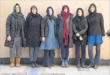  ?? Lisa Anne Auerbach ?? L.A. ARTISTS Jennifer Guidi, left, Liz Craft, Lisa Anne Auerbach, Francesca Gabbiani, Toba Khedoori and Meg Cranston in Afghanista­n on a trip to meet weavers who practice the art of hand-knotting carpets.