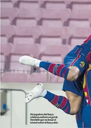  ??  ?? Els jugadors del Barça celebren eufòrics el gol de Dembélé que va donar el triomf sofert al Barça ahir.