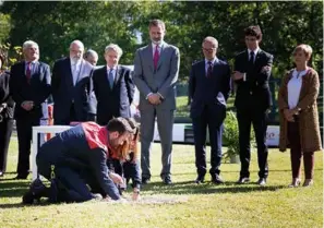  ??  ?? El rey Felipe VI, junto con otras autoridade­s, participó en la colocación de la primera piedra de las futuras instalacio­nes de Petronor.