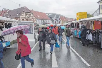  ?? FOTO: MOOSBRUCKE­R ?? Der Wehinger Wintermark­t litt am Samstag unter der nasskalten Witterung.