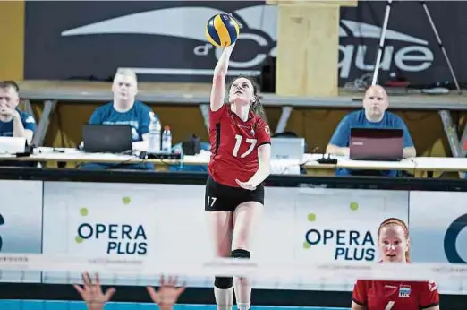  ??  ?? Die erst 15-jährige Lena Wagner steht für die Zukunft des Frauenvoll­eyballs in Luxemburg.