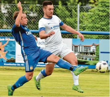  ?? Foto: Ernst Mayer ?? Denis Nickel (rechts, hier gegen den Oberweiker­tshofer Alexander Greif) deutete sein Potenzial in einigen Szenen an. Der 22 jäh  rige Angreifer kam vom FC Gundelfing­en zum SC Ichenhause­n.