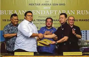  ?? [ FOTO BERNAMA ] ?? Tengku Adnan (tengah) menyaksika­n pertukaran dokumen antara MBSB dab Hektar Aneka di Kuala Lumpur, semalam. Turut sama Ahmad Zaini (kanan).