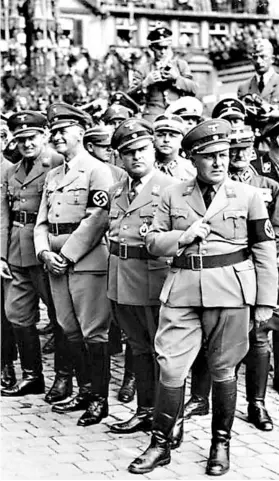 ??  ?? ► Dirigentes del Partido Nazi en 1938.