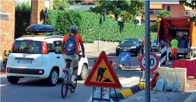  ??  ?? Il percorsoI lavori per la prima pista ciclabile di Varese. Il percorso è lungo 9,5 chilometri e collega alcuni punti nevralgici della città. L’opera è finanziata da Comune e Regione(foto Newpress)