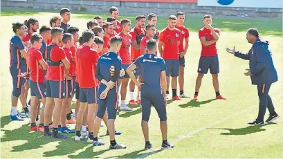  ?? PRENSA SAN LORENZO ?? Dabove, sin vueltas. Reemplazó a Mariano Soso y fue directo ante el plantel.