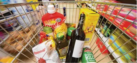  ?? Foto: Armin Weigel, dpa ?? Im Supermarkt merken die Kunden es besonders deutlich: Die Preise vieler Lebensmitt­el sind wieder nach oben gegangen.