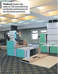  ??  ?? TRABAJO. Desde este salón el TSE transmitir­á los resultados preliminar­es de las elecciones primarias.