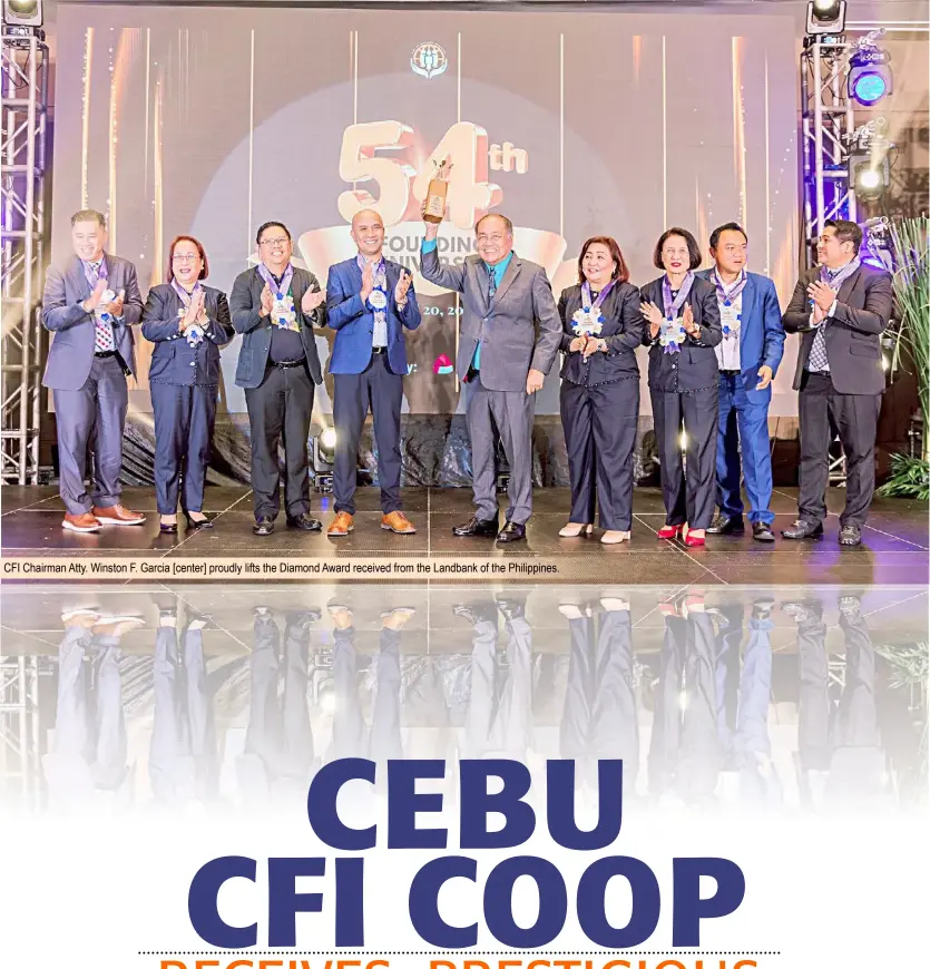  ?? ?? CFI Chairman Atty. Winston F. Garcia [center] proudly lifts the Diamond Award received from the Landbank of the Philippine­s.