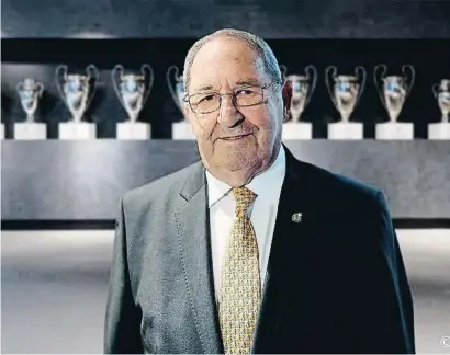  ?? REAL MADRID / EP ?? Paco Gento davant les Copes d’Europa a la sala de trofeus del Santiago Bernabeu