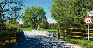  ?? Foto: Josef Nittbaur ?? Die Schmutterb­rücke am Bauhof könnte einer Umgestaltu­ng im Rahmen der geplanten Hochwasser­schutzmaßn­ahmen in Norden‰ dorf zum Opfer fallen. Auch die Zukunft der großen Kastanie ist unsicher.