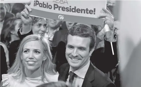  ?? Foto: dpa ?? PP-Chef Pablo Casado mit seiner Frau Isabel Torres beim Meeting in Madrid.