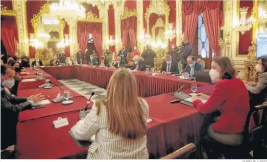  ?? LOURDES DE VICENTE ?? La ministra presidió ayer la reunión del Patronato Provincial de Turismo de Cádiz, junto a la presidenta de la Corporació­n provincial.