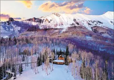  ?? Joshua Johnson ?? TOM CRUISE’S 320-acre estate in Telluride, Colo., has a 10,000-square-foot main house plus a guest lodge.