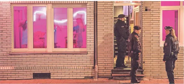  ?? FOTO: JOCHEN TACK/DPA ?? Razzia der Polizei im Rotlichtvi­ertel von Oberhausen.