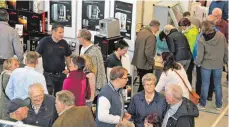  ??  ?? Ein Kaffee gefällig? Besucher am Stand von Steffen Füllemann.