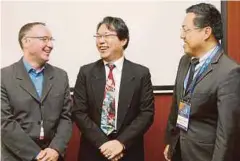  ??  ?? PENYELIDIK dan Pembanguna­n Optik Essilor, Dr Damien Paille (kiri), Dr John dan Woon pada sidang media Persidanga­n GOMCC.