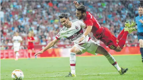  ?? FOTO: DPA ?? Stürmisch: Juan Bernat (re.), Torschütze zum 1:0 für Bayern München, und Giacomo Bonaventur­a (AC Mailand).