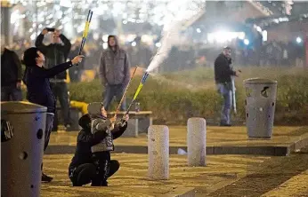  ??  ?? Radost a pyrotechni­ka Výbuchy radosti i exploze zábavní pyrotechni­ky vyplnily silvestrov­skou noc v centru hlavního města. 2x foto: Yan Renelt, MAFRA