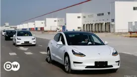  ?? ?? Электромоб­или Tesla Model 3 покидают завод Tesla - пока еще в Шанхае, а не в Грюнхайде под Берлином