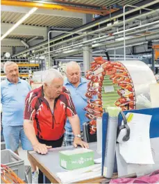  ?? FOTO: LAURA GRIMM ?? Die Franz Kessler GmbH gewährte einen genauen Blick auf die Montagepro­zesse.