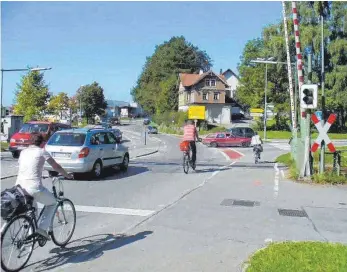  ?? FOTO: STEPPAT/BÜRO BRENNER ?? Der B-32-Bahnüberga­ng in Wangen: Das Verkehrs-Nadelöhr soll bis zur Landgarten­schau 2024 beseitigt sein.