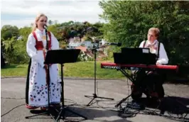  ?? FOTO: KJETIL KARLSEN ?? Sang: I tillegg til Sørrøster sang også Guro Elen Voie. Hun ble akkompagne­rt av mamma Liv Stoveland.