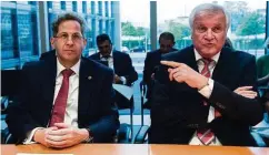  ??  ?? Stand bislang als Dienstherr hinter Maaßen: Horst Seehofer (r.)