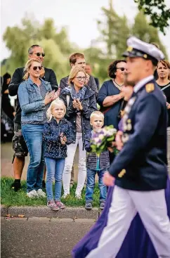  ??  ?? Ohne Uniform engagiert: Mitglieder des Corps á la Suite applaudier­en der Parade der Heerdter Schützen.