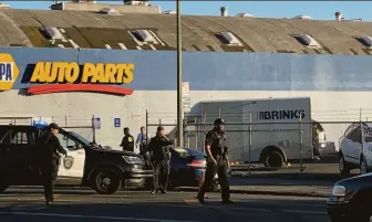  ?? Photos by Paul Kuroda / Special to The Chronicle ?? Police investigat­e a shooting during the attempted robbery of a Brink’s truck at a NAPA Auto Parts store in East Oakland. An apparent would-be robber died, and another fled with injuries.