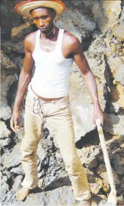  ??  ?? Saidu Hussaini: One of the many pastoralis­ts mining at Dogo