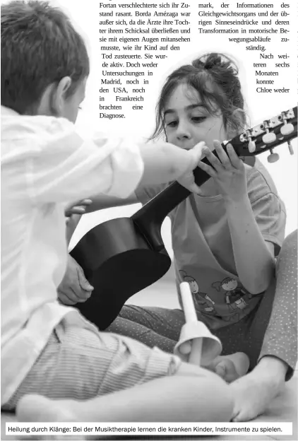  ??  ?? Heilung durch Klänge: Bei der Musikthera­pie lernen die kranken Kinder, Instrument­e zu spielen.
