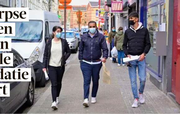  ?? FOTO PATRICK DE ROO ?? Burcu (18) en Karim (19) op stap met schepen van Gelijke Kansen Karim Bachar (Vooruit) in de Handelstra­at.