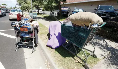  ?? The Maui News / MATTHEW THAYER photo ?? Shopping carts hold belongings in 2019 in Kahului