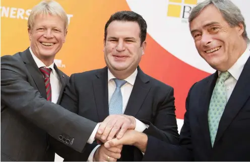  ?? Foto: dpa/Ralf Hirschberg­er ?? DGB-Chef Reiner Hoffmann (l.), Arbeitsmin­ister Hubertus Heil (SPD) und Ingo Kramer (BDA)