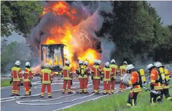  ?? ARCHIVFOTO: GERD MÄGERLE ?? Daran denken Autofahrer oft nicht, wenn sie sich über Baustellen ärgern. Die Verkehrsbe­hinderunge­n in den vergangene­n Wochen gingen auf einen spektakulä­ren Unfall auf der B 30 bei Unteressen­dorf zurück. Dosen mit Bauschaum gingen bei dem Lkw-Brand in die Luft und beschädigt­en die Fahrbahn massiv.