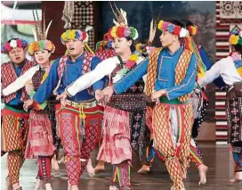  ??  ?? The splendid aboriginal folk dance show at Naruwan Theatre at the Formosan Aboriginal Cultural Village. All show performers are native Tsou people.