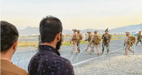  ?? Foto: ap/dpa ?? Viele Afghanen und Afghaninne­n harren in diesen Tagen am Flughafen von Kabul aus, in der Hoffnung, vielleicht doch einen Flug aus dem Land zu bekommen, in dem nun die Taliban die Macht an sich gerissen haben.