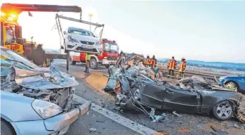  ?? FOTO: DPA ?? Nur noch Wracks blieben von den meisten Autos übrig, die an der Massenkara­mbolage beteiligt waren.