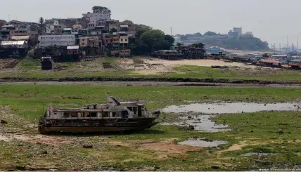  ?? Bild: Lucas Silva/dpa/picture alliance ?? Langanhalt­ende Dürren am Amazonas - durch den Klimawande­l werden Wetterextr­eme zunehmen