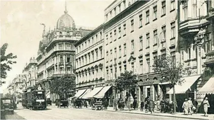  ??  ?? Warszawa w latach 30. Widok na ulicę Marszałkow­ską z tramwajem nr 8