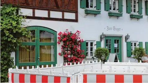  ?? Foto: Heinrich ?? Noch steht vor dem Guggerhaus ein Absperrkon­strukt. Bald schon wird dort ein neuer Brunnen plätschern. Es handelt sich um eine Spende.