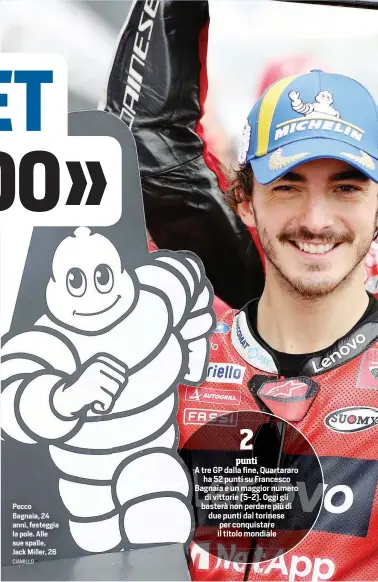  ?? ?? Pecco Bagnaia, 24 anni, festeggia la pole. Alle sue spalle, Jack Miller, 26