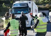  ?? (Photos François Vignola) ?? Partis de l’Allianz Riviera à Nice, les «gilets jaunes» ont pris possession de l’A hier jusqu’à la frontière italienne en passant par le péage de la Turbie, provoquant des bouchons monstres.