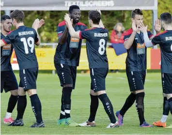  ?? Foto: Ernst Mayer ?? In der Vergangenh­eit zeichneten sich Bubesheime­r Fußballman­nschaften nicht immer durch ausgeprägt­en Teamgeist aus. Das hat sich in dieser Spielzeit gründlich geändert. Die Jungs verstehen sich, kämpfen und laufen füreinande­r – und sie gewinnen gemein...