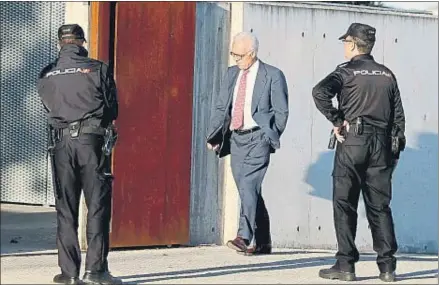  ?? JUAN CARLOS HIDALGO / EFE ?? El empresario García Pozuelo a su entrada en la Audiencia Nacional, donde se celebra el juicio del caso Gürtel