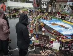  ?? RICHARD TSONG-TAATARII — MINNEAPOLI­S STAR TRIBUNE/TNS ?? Individual­s arrive to pay their respects on the second anniversar­y of George Floyd's death at George Floyd Square in Minneapoli­s on Wednesday.