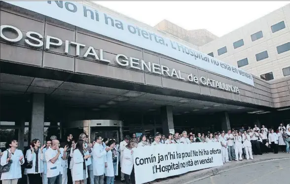  ?? KIM MANRESA/ARCHIVO ?? En noviembre pasado, la plantilla se manifestab­a bajo el lema “El hospital no está en venta”. Ahora parece que sí